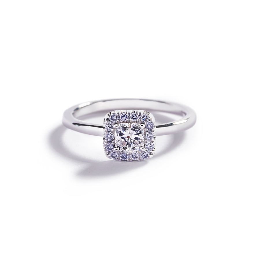 Rosetring i 18 kt. hvidguld prydet med en 0,40 ct. cushion cut River(D)/VS1 diamant omkranset af 14 Natural Fancy Intense Blue/VS-SI brillanter, i alt 0,14 ct.  