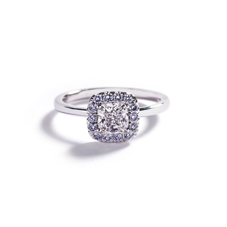 Rosetring i 18 karat hvidguld prydet med en 0,80 ct. cushion cut River(E)/VS1 diamant, omkranset af 14 Natural Fancy Intense Blue/VS-SI brillanter, i alt 0,22 ct.