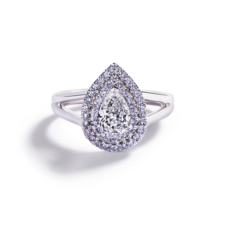 Rosetring i 18 karat hvidguld prydet med en 0,71 ct. dråbesleben River(D)/VVS1 diamant, omkranset af 45 Natural Fancy Intense Blue/VS-SI brillanter, i alt 0,37 ct.
