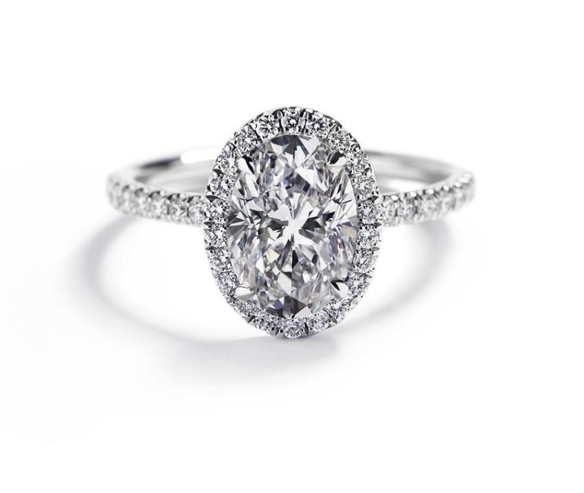 Rosétring i 18 karat hvidguld med oval hvid diamant og brillanter