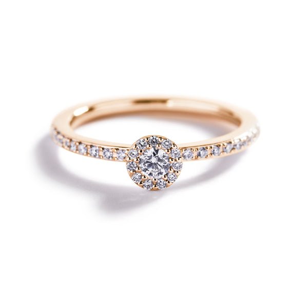 Rosetring i 18 kt. gulguld prydet med en 0,10 ct. Top Wesselton/VVS brillant, omkranset af 27 Top Wesselton/VVS-VS brillanter, i alt 0,15 ct.    Fås også i 18 kt. hvidguld.