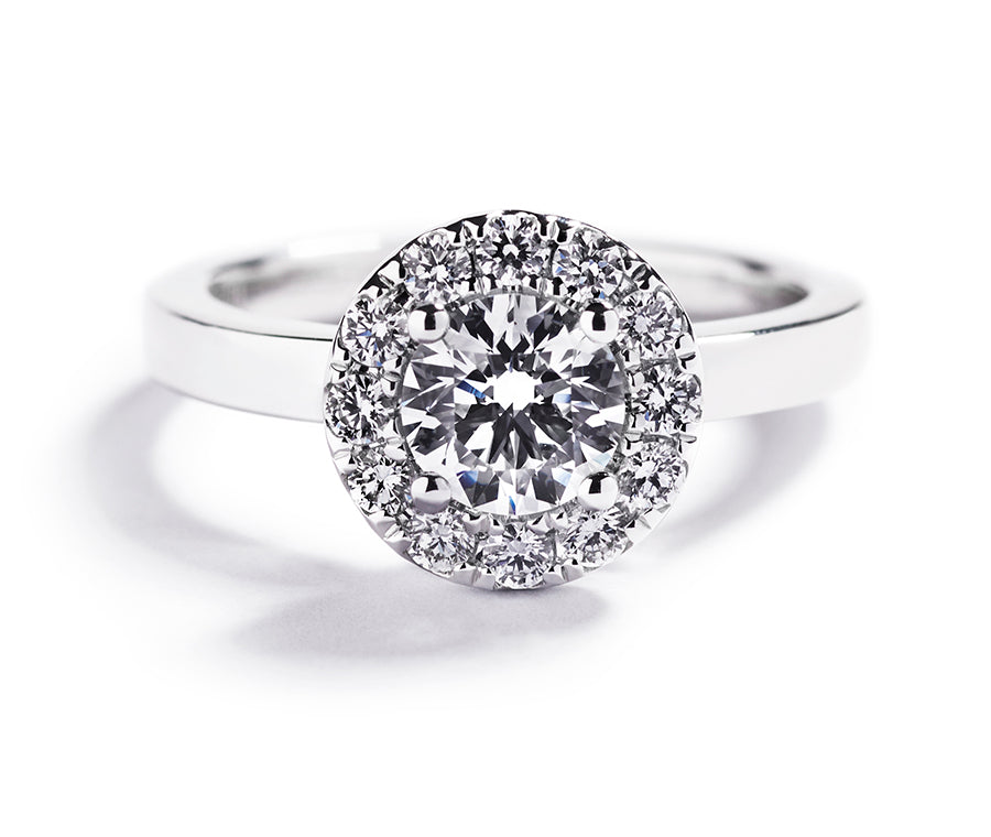 Rosétring i 18 karat hvidguld med 0,90 ct. brillant omkranset af mindre brillanter