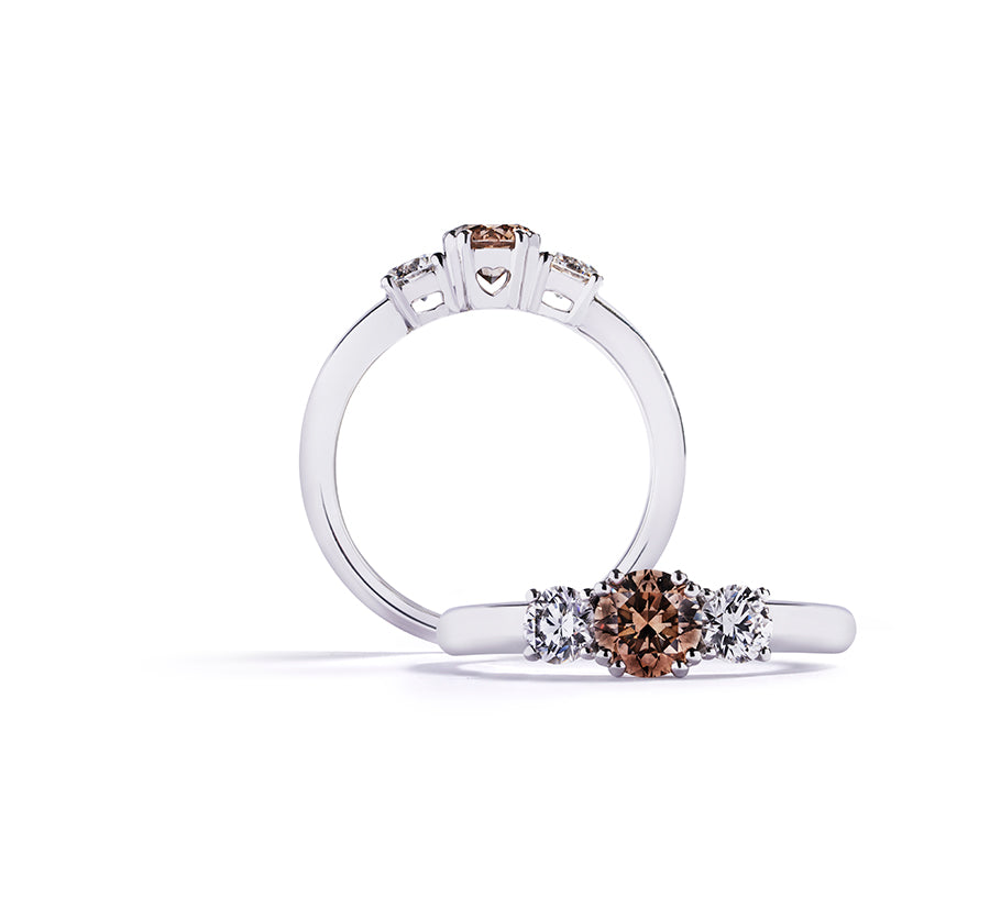 "Copenhagen Love" 3-stensring i 18 kt. hvidguld prydet med en 0,50 ct. champagne C5/VS brillant, flankeret af to Top Wesselton/VVS-VS brillanter, i alt 0,41 ct.  