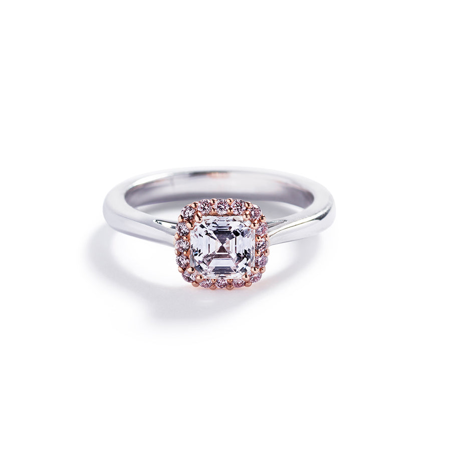 Rosetring med 1,01 ct. Square Emerald-cut diamant og 0,15 ct. Argyle Pink diamanter