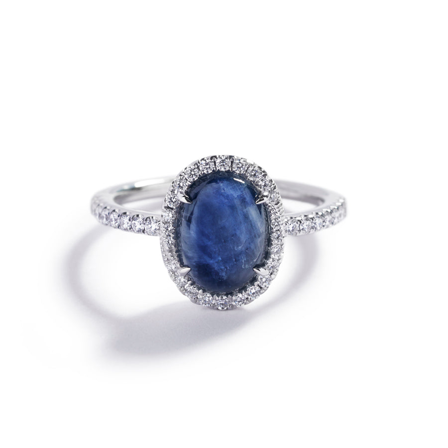 Safir rosetring i 18 karat hvidguld prydet med en 1,38 ct.
cabochonsleben Grønlandsk Blå Safir omkranset af 40
Top Wesselton/VVS-VS diamanter, i alt 0,27 ct.


Grønlandske Blå Safirer er varmebehandlede.
