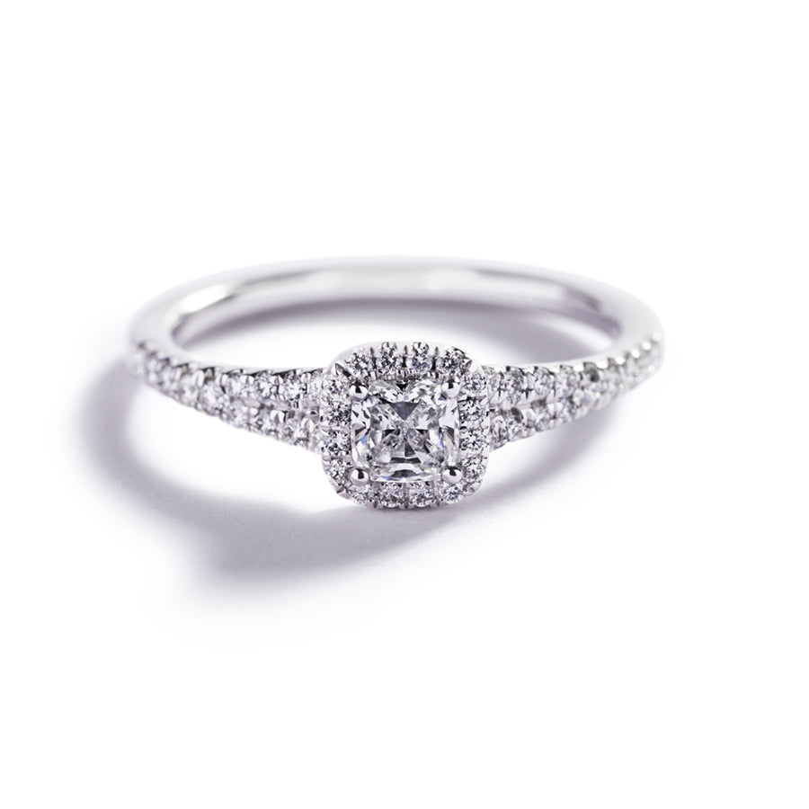 Rosétring i 18 kt. hvidguld prydet med 0,40 ct. cushion-cut Top Wesselton/VVS-VS diamant omkranset af 42 Top Wesselton/VVS-VS brillanter, i alt 0,19 ct.   