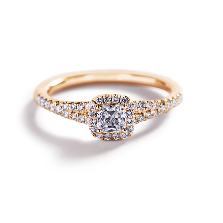 Rosétring i 18 kt. gulguld prydet med 0,30 ct. cushion-cut Top Wesselton/VVS-VS diamant omkranset af 42   Top Wesselton/VVS-VS brillanter, i alt 0,19 ct.                                                                                    Fås også i 18 karat hvidguld.