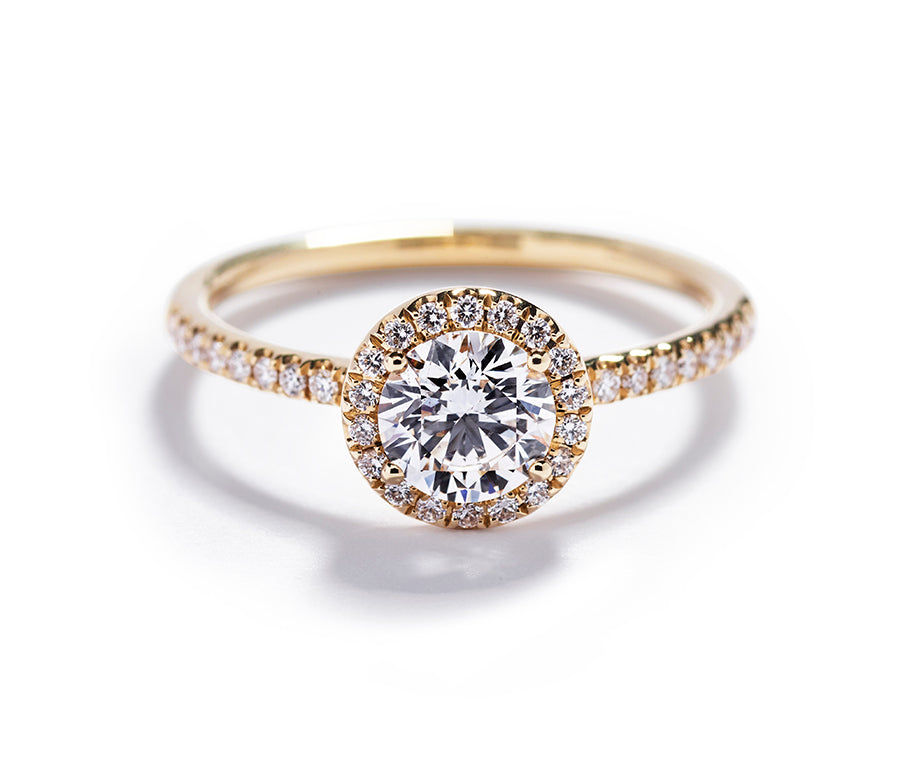 Rosetring i 18 kt. gulguld prydet med 0,70 ct. rund brillant Top Wesselton(F)/VS1 omkranset af 36 diamanter Top Wesselton/VVS-VS, i alt 0,20 ct.                                                                                      GIA certifikat medfølger.