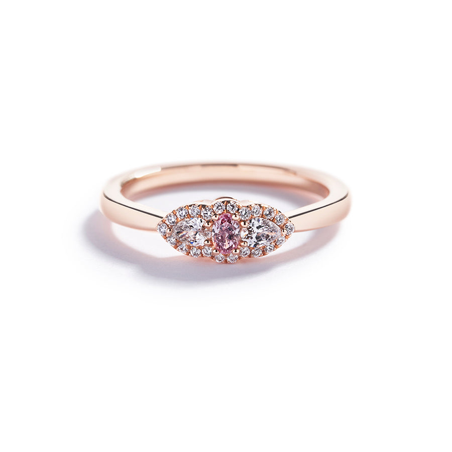 Rosetring i 18 kt. rosaguld prydet med en 0,10 ct. ovalsleben Natural Fancy Intense Pink diamant, flankeret af to dråbeslebne Top Wesselton/VVS-VS diamanter, i alt 0,16 ct. omkranset af 22 Top Wesselton/VVS-VS brillanter, i alt 0,08 ct.