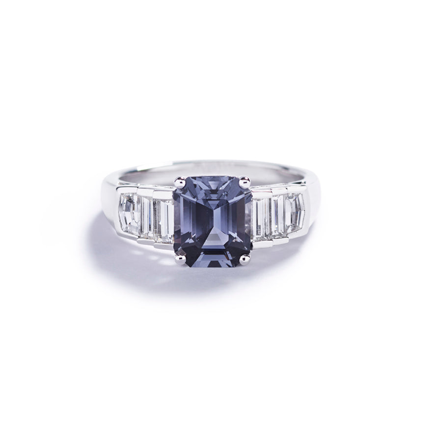 Ring med 1,97 ct. spinel og baguetteslebne diamanter