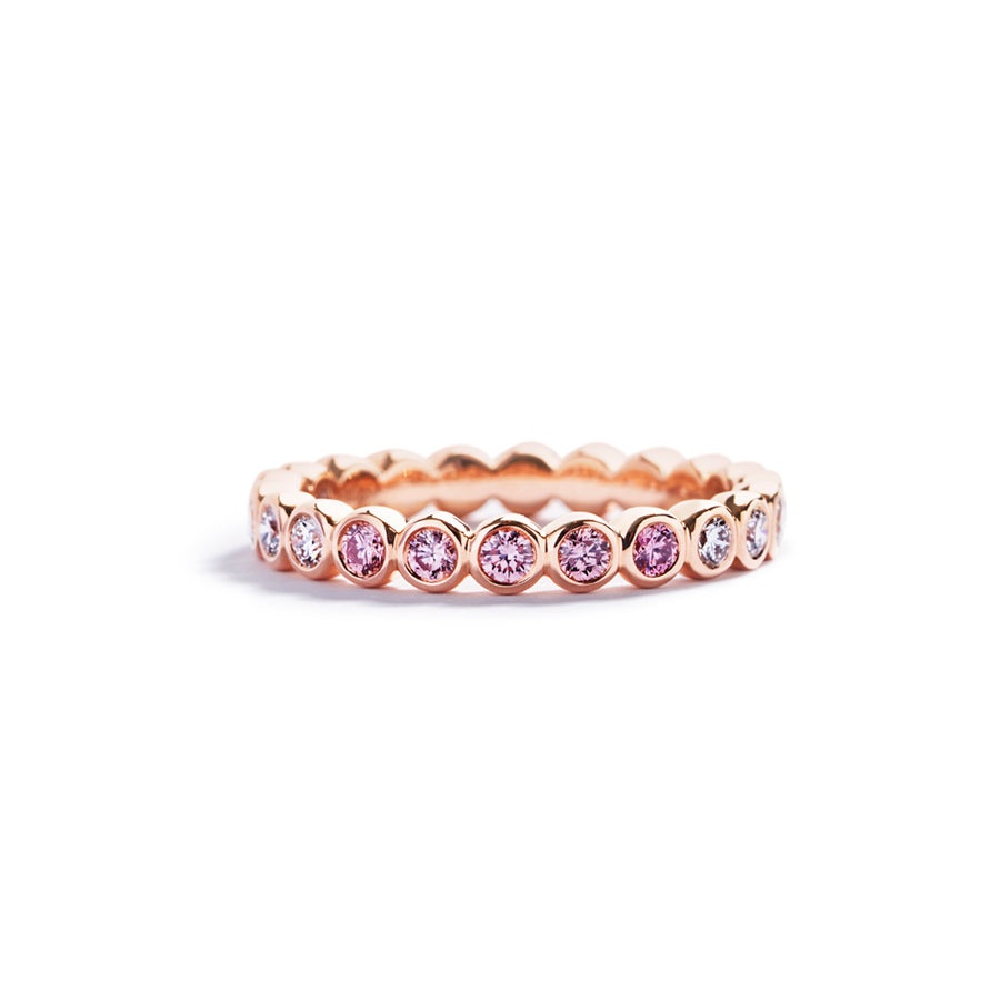 Alliancering i 18 kt. rosaguld fra Hartmann's prydet med 5 Natural Fancy Intense Pink/SI2 brillanter, i alt 0,19 ct. samt 17 Top Wesselton/VVS-VS brillanter, i alt 0,65 ct.