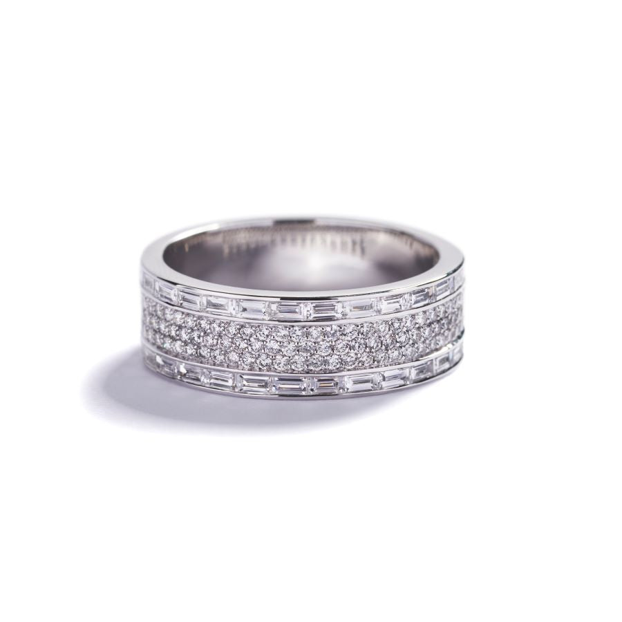 Bred diamantring i 18 kt. hvidguld prydet med 95 Top Wesselton/VVS-VS brillanter, i alt 0,47 ct. flankeret af 30 smaragdslebne Top Wesselton/VVS-VS diamanter, i alt 0,72 ct.