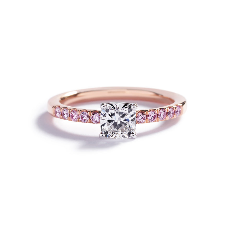 Solitairering i 18 karat rosaguld prydet med en 0,71 ct. cushion cut River(E)/SI1 diamant, flankeret af 10 Natural Fancy Intense Pink/VS-SI diamanter, i alt 0,16 ct.