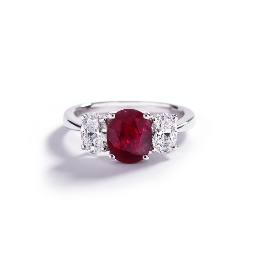 3-stensring med 1,00 ct. ovale diamanter og 2,89 ct. Grønlandsk Rubin
