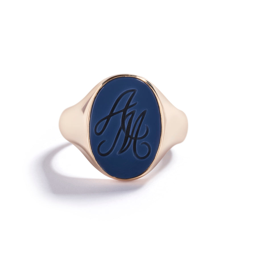 Signetring i 18 kt. gulguld prydet med blå agat og indgravering.