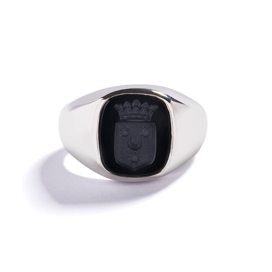 Signetring i 18 kt. hvidguld med sort onyx og indgravering.