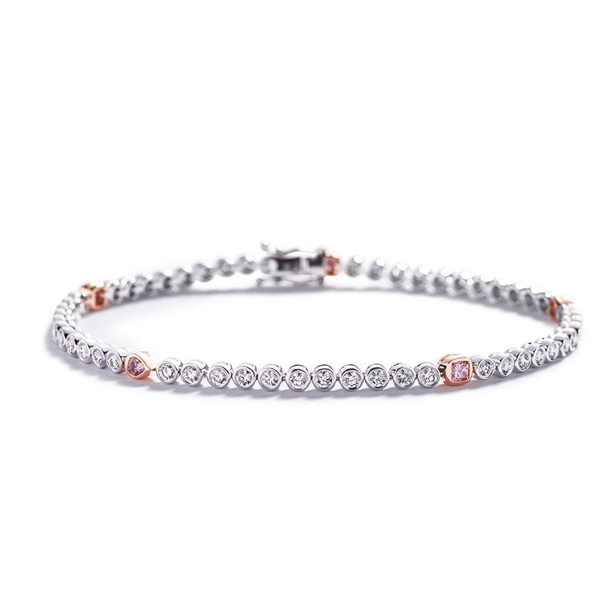 Argyle Pink tennisarmbånd i 18 kt. hvid- og rosaguld prydet med 5 Fancy Cut Natural Fancy Intense Pink/SI-P  diamanter, i alt 0,27 ct.  samt 54 Top Wesselton/VVS-VS brillanter, i alt 1,62 ct.  