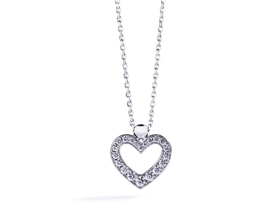 Hjerteformet diamant vedhæng i 18 kt. hvidguld prydet med 20 Top Wesselton/VVS-VS brillanter, i alt 0,24 ct.
