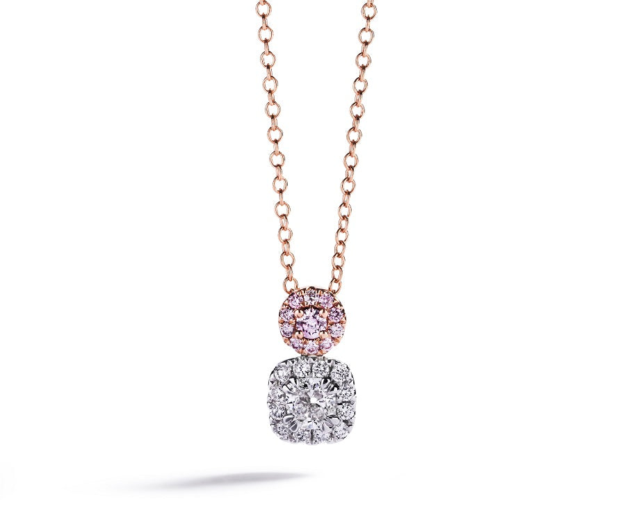 Rosetvedhæng i 18 kt. rosaguld samt hvidguld prydet med en 0,48 ct. cushion cut River/VS diamant omkranset af 10 Top Wesselton/VVS-VS brillanter, i alt 0,15 ct. Øverst en 0,06 ct. Natural Fancy Intense Pink/SI brillant omkranset af 10 Natural Fancy Intense Pink/SI brillanter, i alt 0,08 ct.