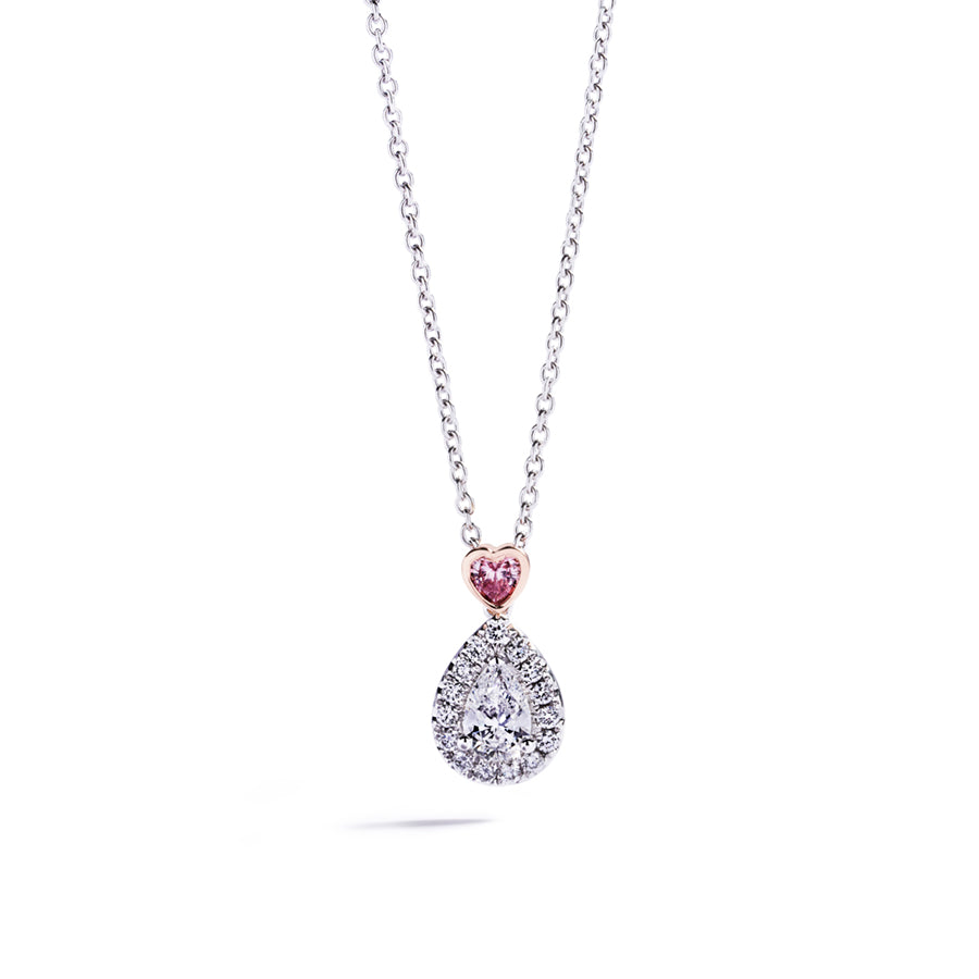 Diamant vedhæng i 18 kt. hvidguld prydet med en 0,15 ct. hjertesleben PCI/VS2  diamant samt en 0,40 ct. dråbesleben Top Wesselton/VVS-VS diamant omkranset af 16 Top Wesselton/VVS-VS brillanter, i alt 0,18 ct.