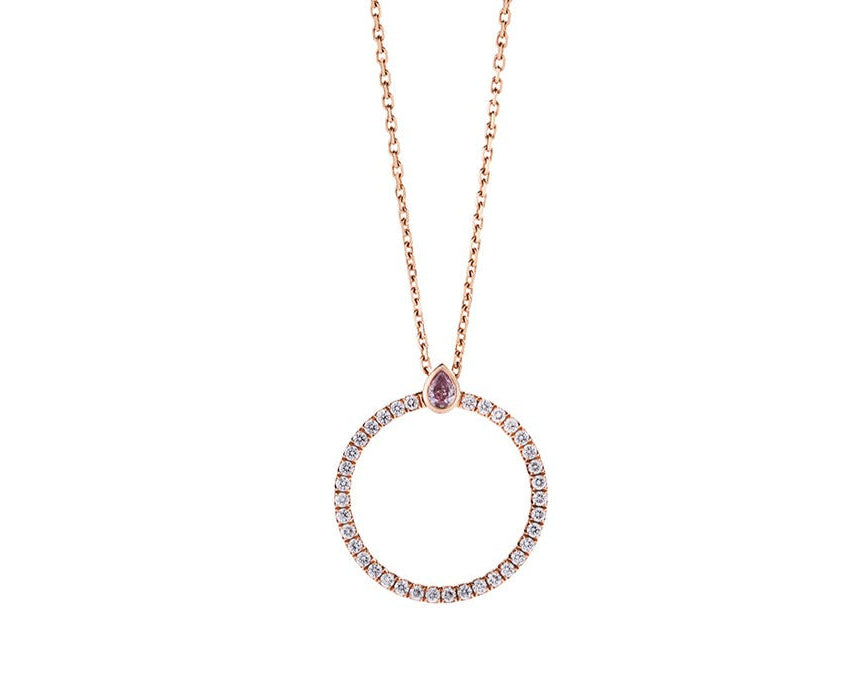 Cirkelhalskæde i 18 kt. rosaguld prydet med 36 Top Wesselton/VVS-VS brillanter, i alt 0,22 ct. samt en 0,06 ct. dråbesleben Natural Fancy Intense Pink/SI diamant.                                                                         Kæden måler 42-45 cm.
