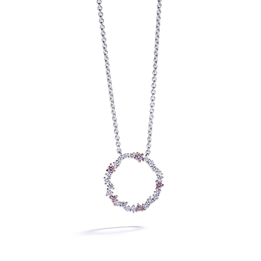 Argyle Pink diamantvedhæng i 18 kt. hvid- og rosaguld prydet med 5 pink brillanter, i alt 0,10 ct. Natural Fancy Intense Pink/SI-P samt 21 Top Wesselton/VVS-VS brillanter, i alt 0,35 ct.