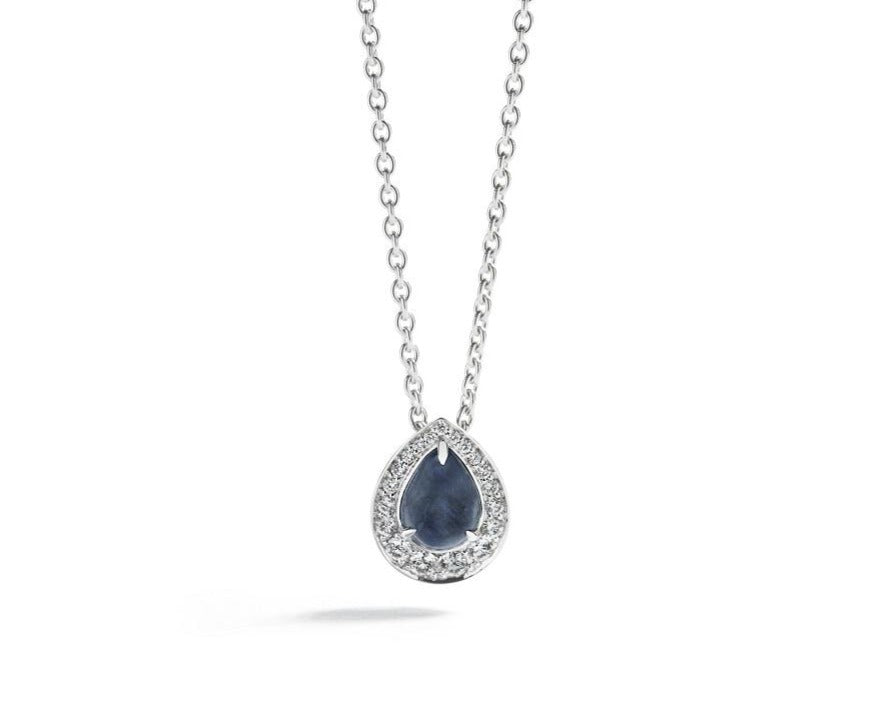 Rosetvedhæng i 18 kt. hvidguld prydet med en 1,48 ct. dråbesleben Grønlandsk Blå Safir omkranset af 19 Top Wesselton/VVS-VS brillanter, i alt 0,24 ct.   
