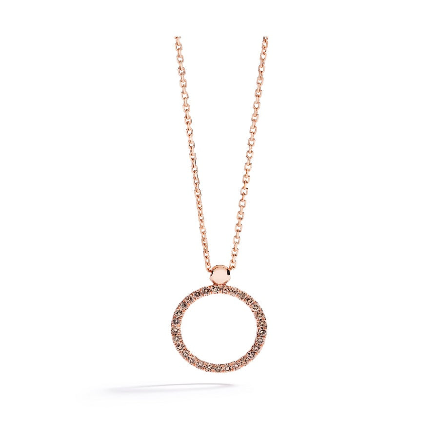 Cirkelvedhæng i 18 kt. rosaguld prydet med 29 champagnefarvede C5/VS brillanter, i alt 0,18 ct.                                            Diameter 13 mm.     