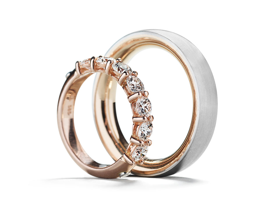 Vielsesringe i 18 karat rosaguld og hvidguld. Damering med 7 hvide brillanter.