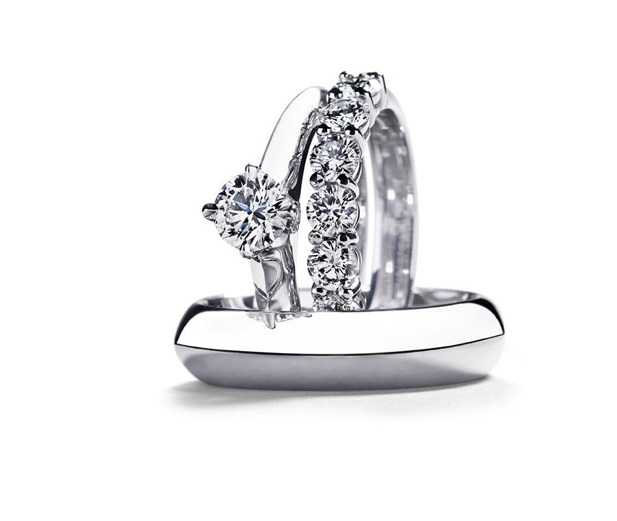 Vielsesring til dame med 5 brillanter, solitairering med hvid brillant og liggende herrering i 14 kt. hvidguld.