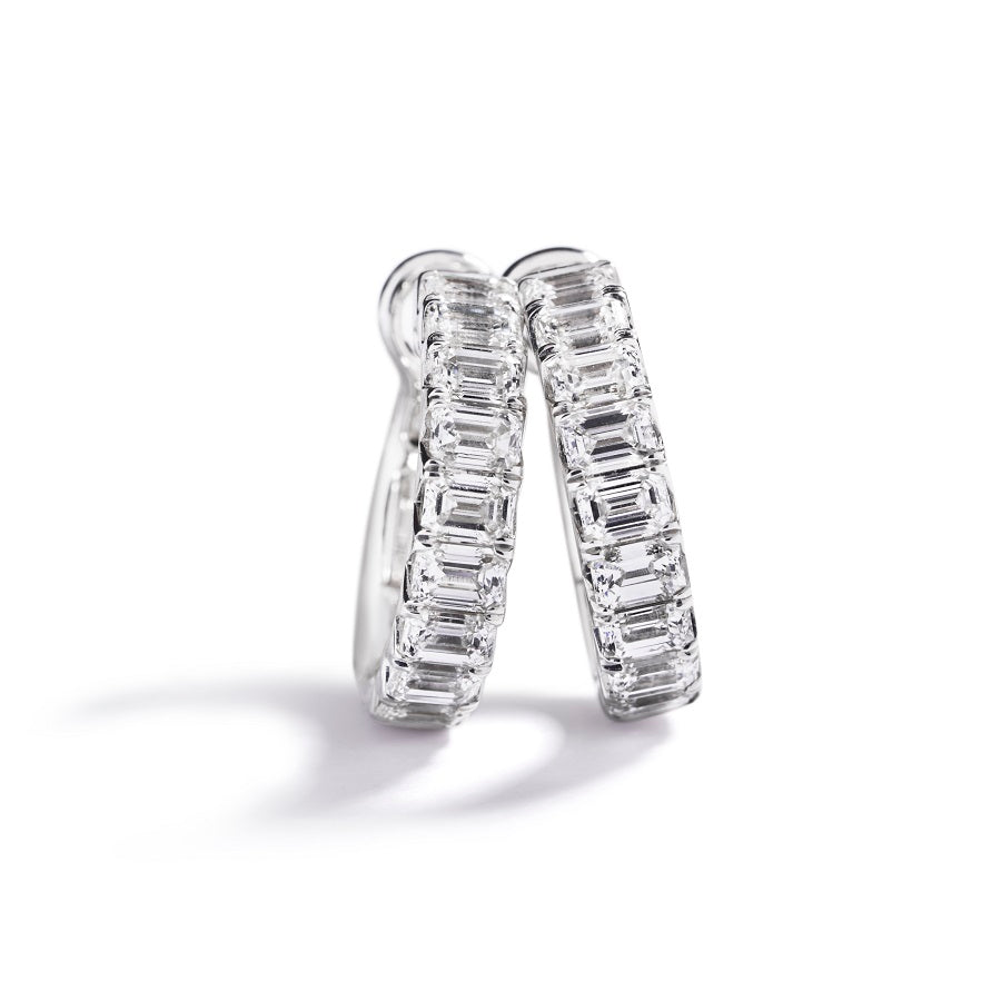 Creoler i 18 kt. hvidguld prydet med 18 smaragdslebne Top Wesselton/VVS-VS diamanter, i alt 1,53 ct.