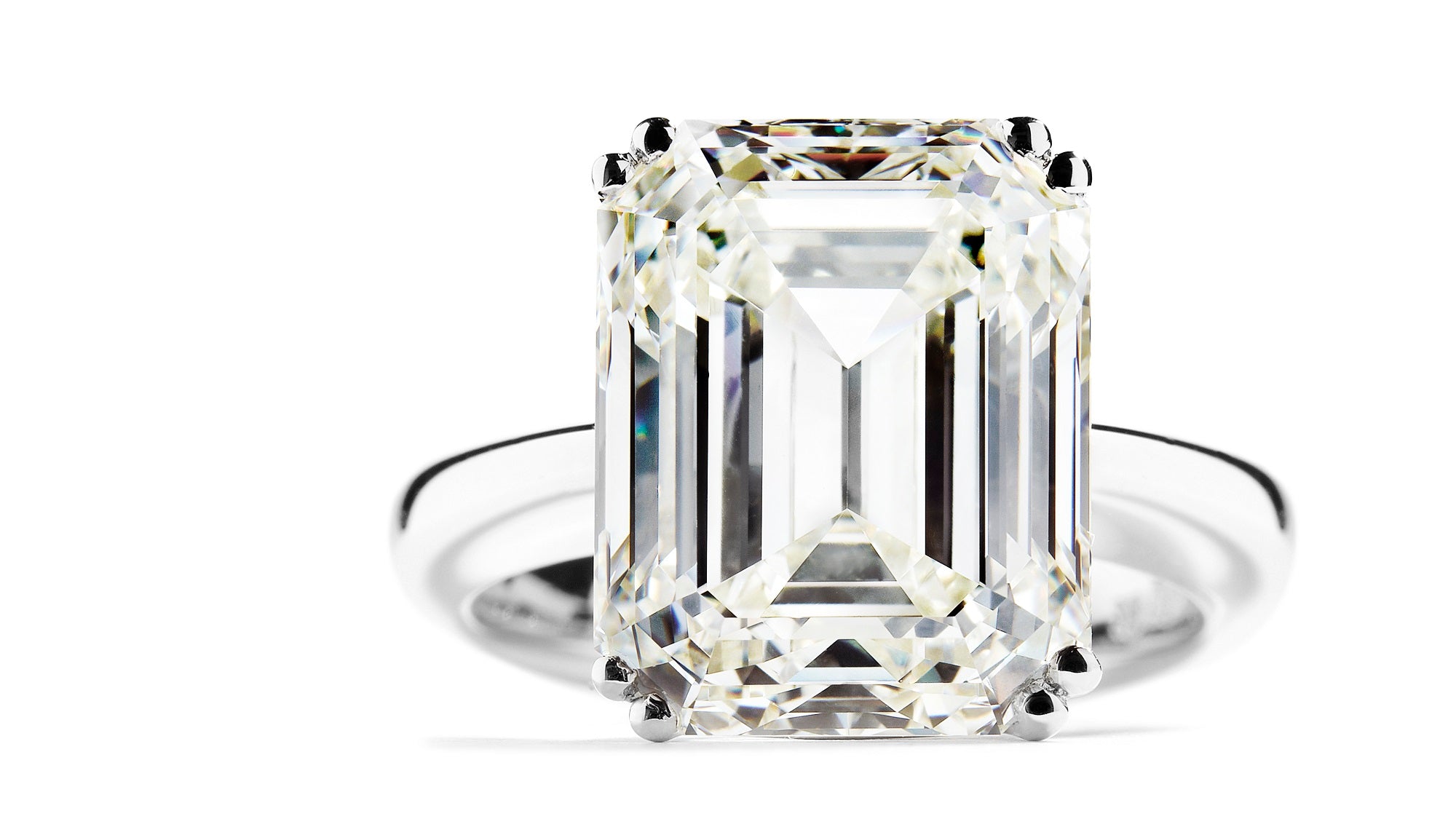 Diamantring med 12,26 ct. smaragdsleben diamant