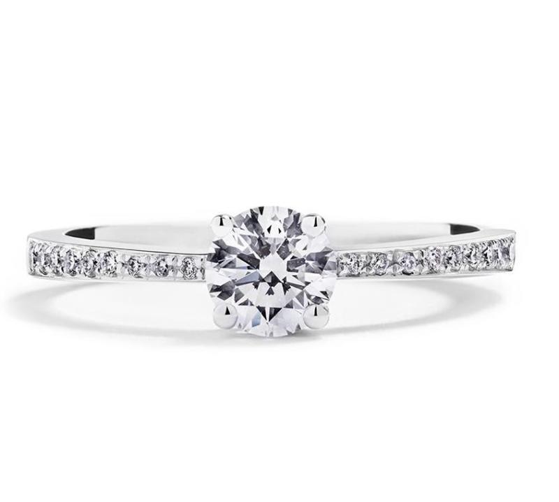 Copenhagen Dream solitairering i 18 kt. hvidguld prydet med 0,40 ct. Top Wesselton(G)/VS diamant flankeret af 22 brillanter, i alt 0,10 ct. Top Wesselton/VS.  Fås også i 18. kt. gulguld. GIA certifikat medfølger.